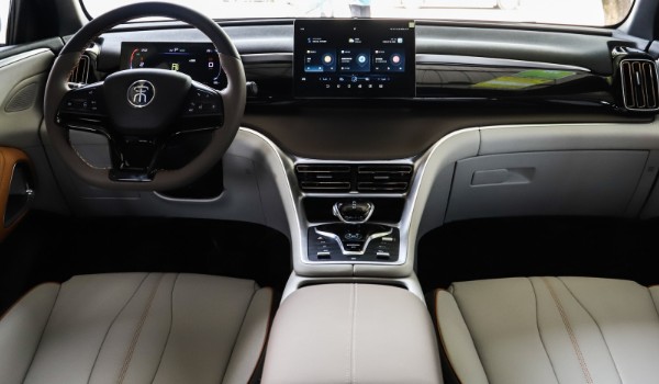 比亞迪宋油電混合2022款suv怎么樣 車身長達(dá)4.6米(采用1.5L發(fā)動機(jī))