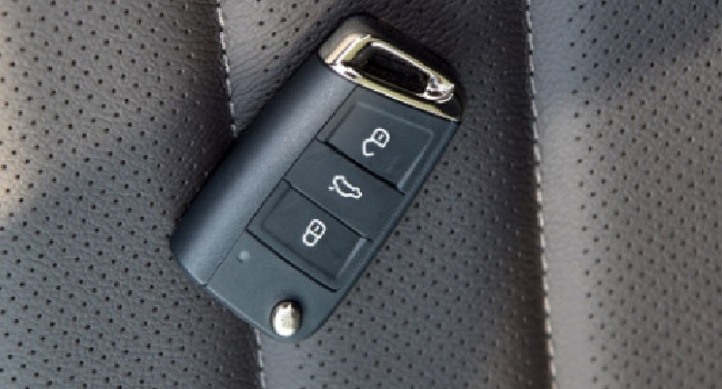 寶來車鑰匙換電池教程，更換方式大同小異