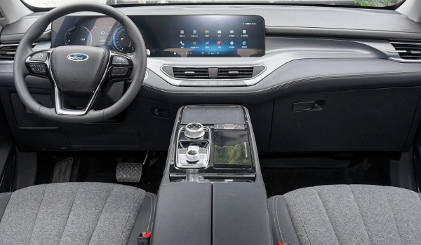 福特領(lǐng)裕真實(shí)口碑 動力性能強(qiáng)勁(車身長達(dá)4.9米)