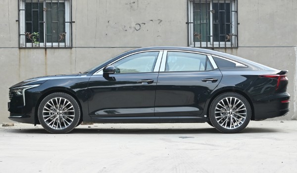 奔騰b70新款到底怎么樣 搭載2.0T發(fā)動(dòng)機(jī)(車身長達(dá)4.8米)