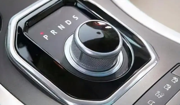 自動擋車點火時應(yīng)該掛什么檔位 需要使用P檔（有效保護(hù)變速箱）