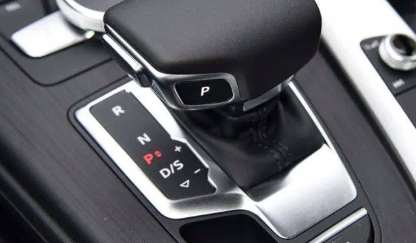 自動擋車點火時應(yīng)該掛什么檔位 需要使用P檔（有效保護(hù)變速箱）