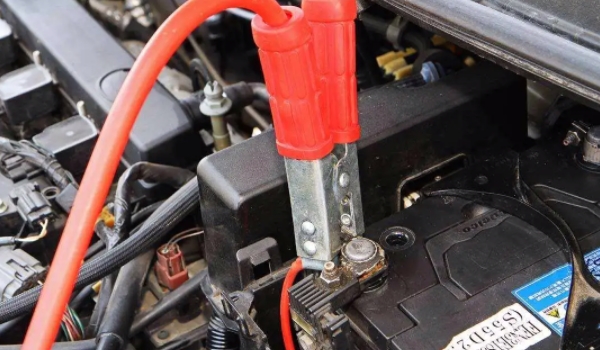 汽車怎么搭電 通過搭電線來進(jìn)行搭電（從而啟動機(jī)動車輛）