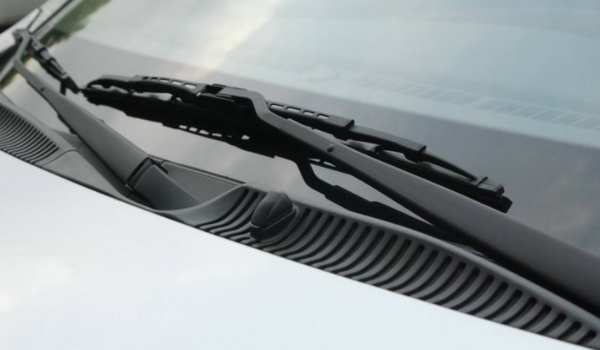 雨刮器刮玻璃有呱呱響怎么消除 對(duì)雨刷器進(jìn)行更換（有效解決問題）