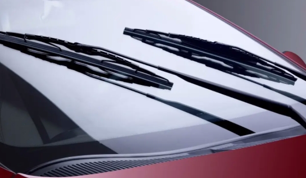 雨刮器刮玻璃有呱呱響怎么消除 對(duì)雨刷器進(jìn)行更換（有效解決問題）