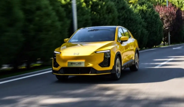 愛馳u6純電動(dòng)汽車配置及顏色 使用了360度全景影像（使用了19種顏色）