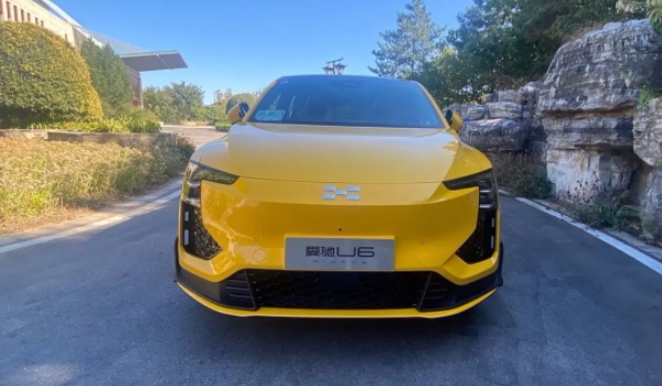 愛馳u6純電動(dòng)汽車配置及顏色 使用了360度全景影像（使用了19種顏色）