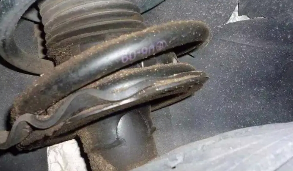 減震器漏油需要更換嗎 需要進行更換（否則會影響車輛的舒適性）
