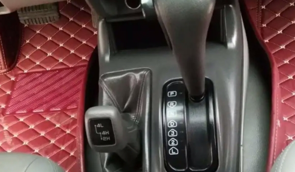 自動擋汽車的正確駕駛步驟 踩剎車，松手剎，掛檔，松剎車，踩油門