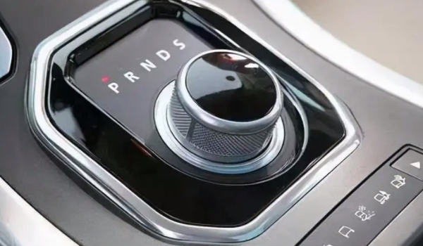 自動擋汽車的正確駕駛步驟 踩剎車，松手剎，掛檔，松剎車，踩油門