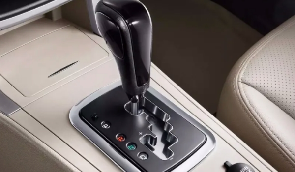 自動擋汽車的正確駕駛步驟 踩剎車，松手剎，掛檔，松剎車，踩油門