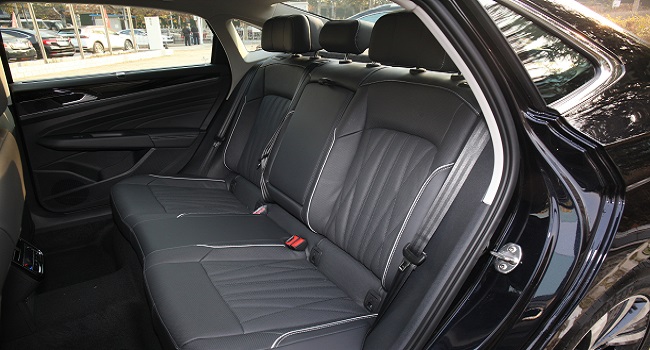 大眾帕薩特頂配多少錢，售價24.215萬元百公里綜合油耗為1.4升