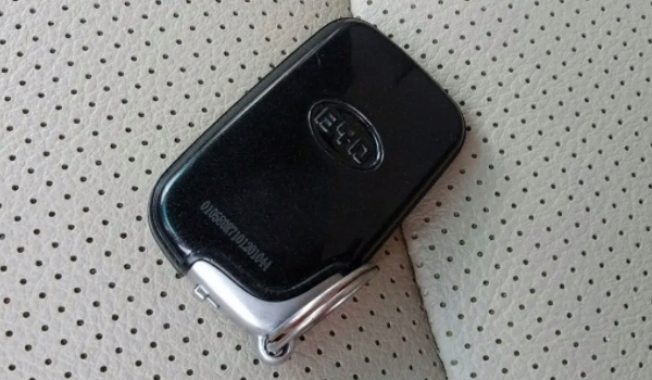 比亞迪換電池多少錢(qián) 比亞迪換電池50-300元之間（不同地點(diǎn)價(jià)格不同）