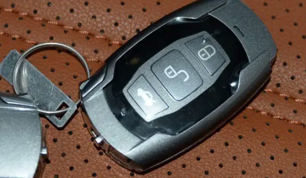 比亞迪換電池多少錢(qián) 比亞迪換電池50-300元之間（不同地點(diǎn)價(jià)格不同）