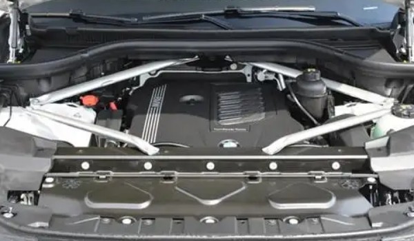 寶馬x5買2.0t還是3.0t 有錢直接上3.0t(動力強(qiáng)駕乘舒適性高)