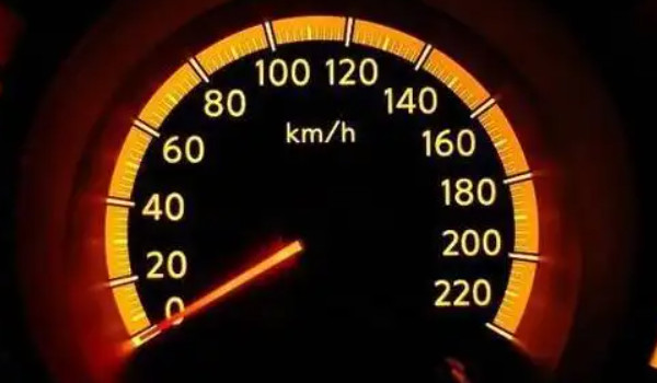 勻速一直踩著油門(mén)嗎 需要一直踩住油門(mén)(開(kāi)啟定速巡航不需要)