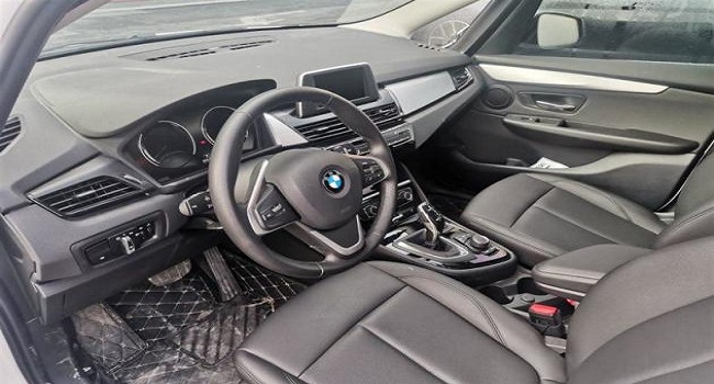 進口寶馬2系多功能旅行車怎么樣，內(nèi)飾溫馨舒適適合旅行駕駛