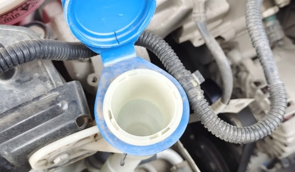 玻璃水凍了怎么解凍什么方法最快 加入除冰劑（等待玻璃水融化）