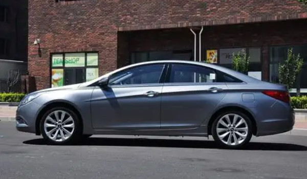 現(xiàn)代索納塔和邁騰哪個好 索納塔輸出馬力240匹(車身長達(dá)4.9米)