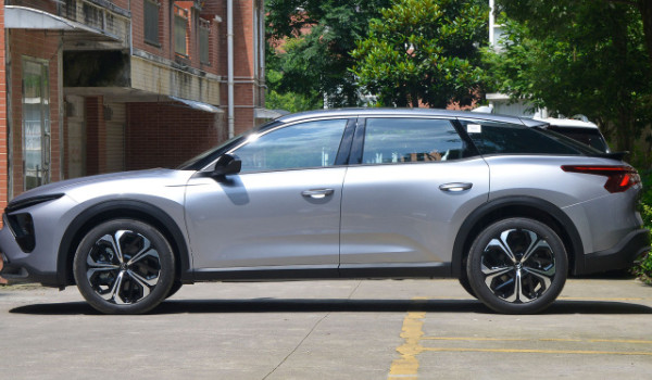 昂揚(yáng)和凡爾賽怎樣選 昂揚(yáng)馬力184匹(凡爾賽車身長(zhǎng)達(dá)4.8米)