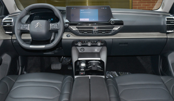 昂揚(yáng)和凡爾賽怎樣選 昂揚(yáng)馬力184匹(凡爾賽車身長(zhǎng)達(dá)4.8米)