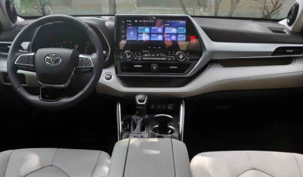 日產(chǎn)樓蘭和漢蘭達(dá)哪個(gè)好 漢蘭達(dá)動(dòng)力可達(dá)248匹(車身長(zhǎng)達(dá)4.9米)