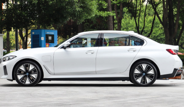 寶馬i3純電動(dòng)車(chē)價(jià)格 2022款寶馬i3售價(jià)30萬(wàn)(落地32萬(wàn))