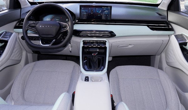 寶駿rs3和五菱星馳哪個(gè)好 星馳車身長(zhǎng)達(dá)4365mm(寶駿rs3配置豐富)