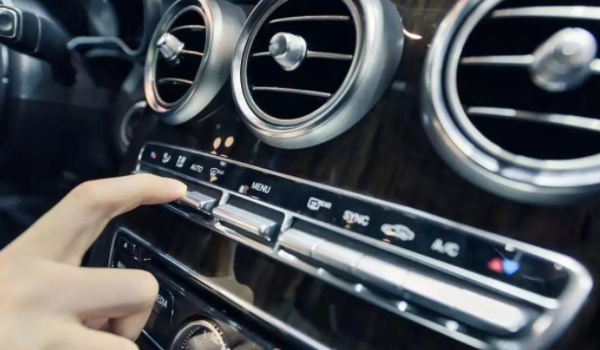 汽車停車的時候可以開空調嗎 可以使用空調（保持發(fā)動機運行）