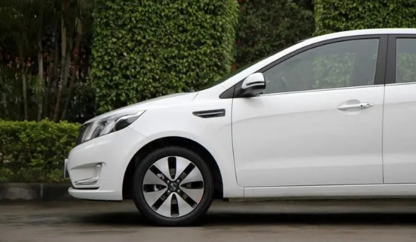 現(xiàn)代瑞納和起亞k2哪個(gè)好 起亞k2動(dòng)力更強(qiáng)(車身長達(dá)4.4米)