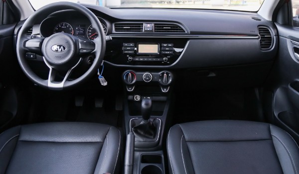 現(xiàn)代瑞納和起亞k2哪個(gè)好 起亞k2動(dòng)力更強(qiáng)(車身長達(dá)4.4米)