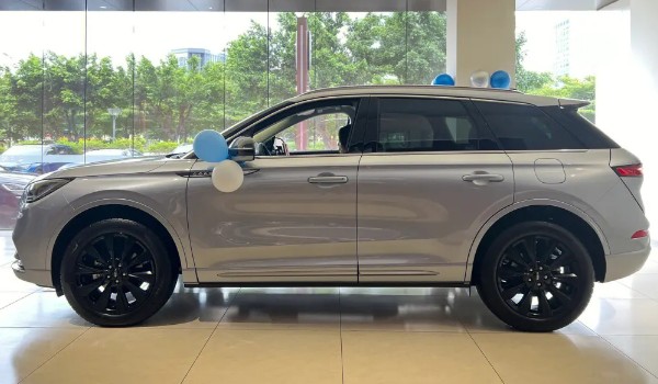 奧迪q3和林肯冒險(xiǎn)家對(duì)比哪個(gè)好 冒險(xiǎn)家動(dòng)力更強(qiáng)(車身長(zhǎng)達(dá)4.6米)