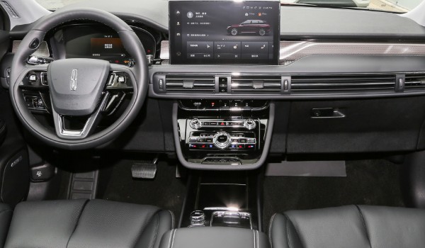 奧迪q3和林肯冒險(xiǎn)家對(duì)比哪個(gè)好 冒險(xiǎn)家動(dòng)力更強(qiáng)(車身長(zhǎng)達(dá)4.6米)