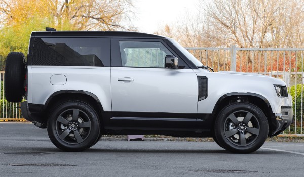 路虎衛(wèi)士2023款報(bào)價(jià)及圖片 2023款衛(wèi)士售價(jià)71萬(wàn)(分期首付21萬(wàn))