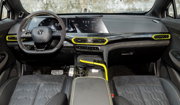 2022款長安unit怎么樣 油耗實測9.3L(馬力可達(dá)233匹)