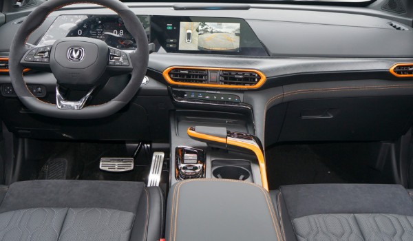 長安unit安全性能怎么樣 搭載了六個氣囊(主動安全配置齊全)