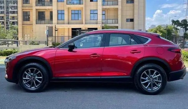 奔騰b70s和馬自達(dá)cx4哪個(gè)好 cx4車(chē)身長(zhǎng)達(dá)4.6米(馬力達(dá)192匹)