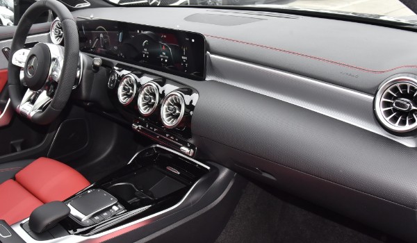 奔馳a級amg這車怎么樣值得買嗎 馬力可達306匹(油耗實測11.5L)