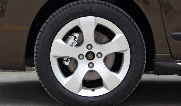 標(biāo)致3008輪胎型號(hào)規(guī)格 輪胎尺寸225/50 r17(輪轂尺寸17寸)