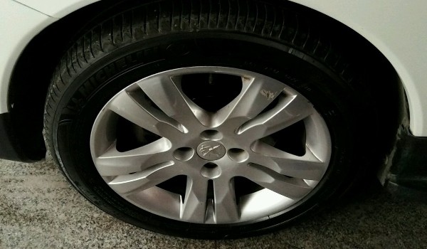 標(biāo)致3008輪胎型號(hào)規(guī)格 輪胎尺寸225/50 r17(輪轂尺寸17寸)