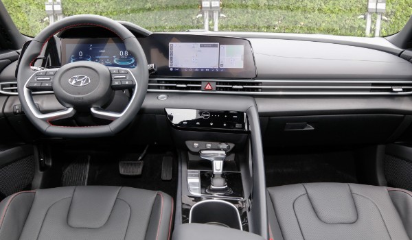 現(xiàn)代悅動和伊蘭特哪個好 伊蘭特動力強(qiáng)(車身長達(dá)4.6米)