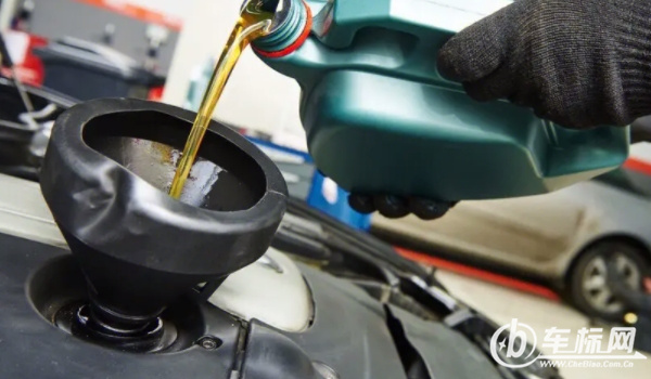 汽車機(jī)油多長時間換一次最好 5000/10000公里更換（看機(jī)油品質(zhì)）