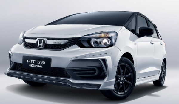 藍鳥和飛度比哪個更好 藍鳥車長4.6米(配置功能豐富)