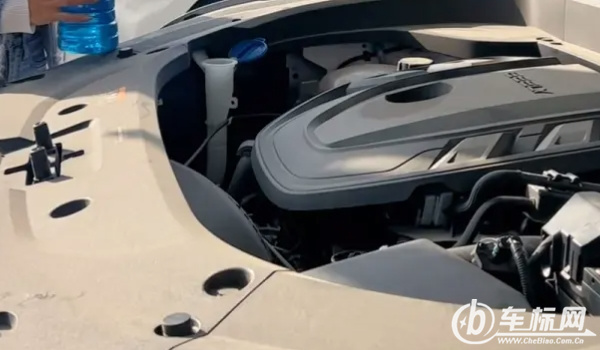 吉利星越L什么加玻璃水 發(fā)動機(jī)艙內(nèi)玻璃水壺內(nèi)添加