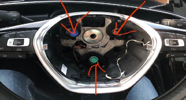 打方向盤有咯噔異響，出現(xiàn)異響要及時(shí)檢查維護(hù)