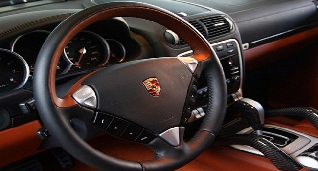 打方向盤有咯噔異響，出現(xiàn)異響要及時(shí)檢查維護(hù)