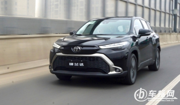 鋒蘭達玻璃水在哪里加圖片 在發(fā)動機艙的左下角位置進行添加