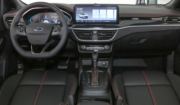 福克斯和英朗哪個(gè)好 ?？怂箘?dòng)力更強(qiáng)(英朗車長4.6米)