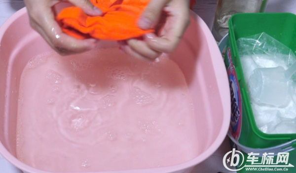 機油怎么洗 可以通過酒精，風油精，汽油來進行清洗（注意對手的保護）