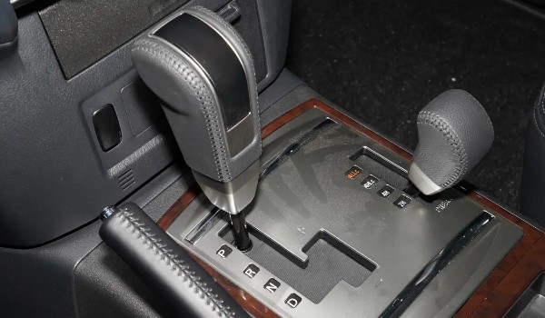 帕杰羅變速箱油多久更換 每4萬(wàn)公里換一次(避免混用)